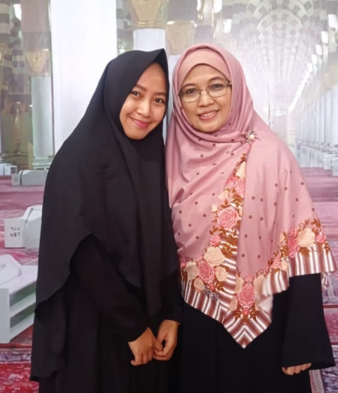 Potret Ninih Muthmainnah bersama penggemarnya