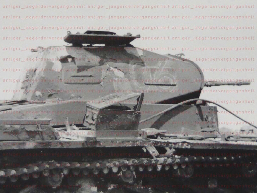 Foto 2WK PzRgt6 zerstörter Panzer PzKpfw Turmnummer R06 in Frankreich1