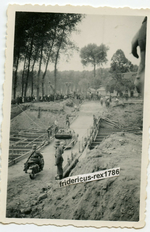 ! Foto WH HKL im Westen Belgien Vormarsch über gesprengte Brücke