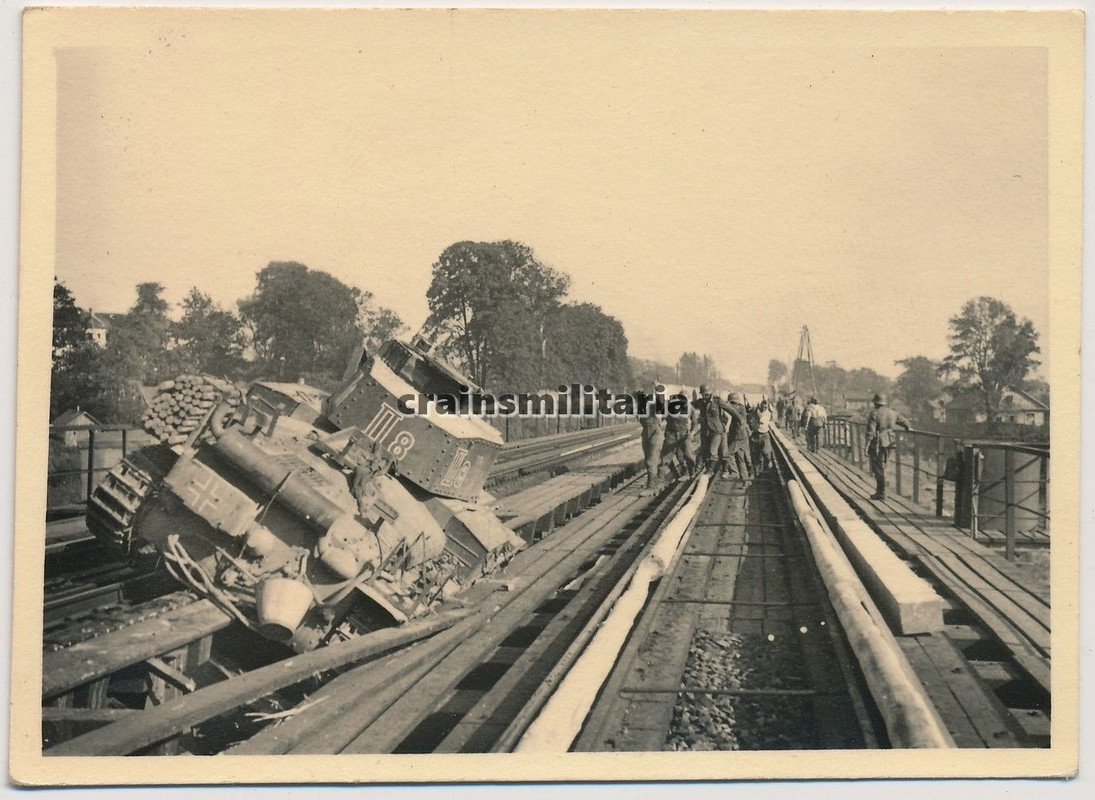 Orig. Foto zerstörte Panzer 38 (t) Tank m. Kennung auf Brücke