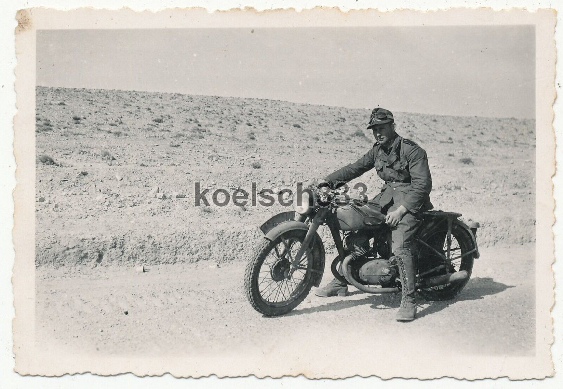 Foto Afrika Korps Soldat auf Victoria KR 25 Motorrad in der Wüste ... DAK Krad
