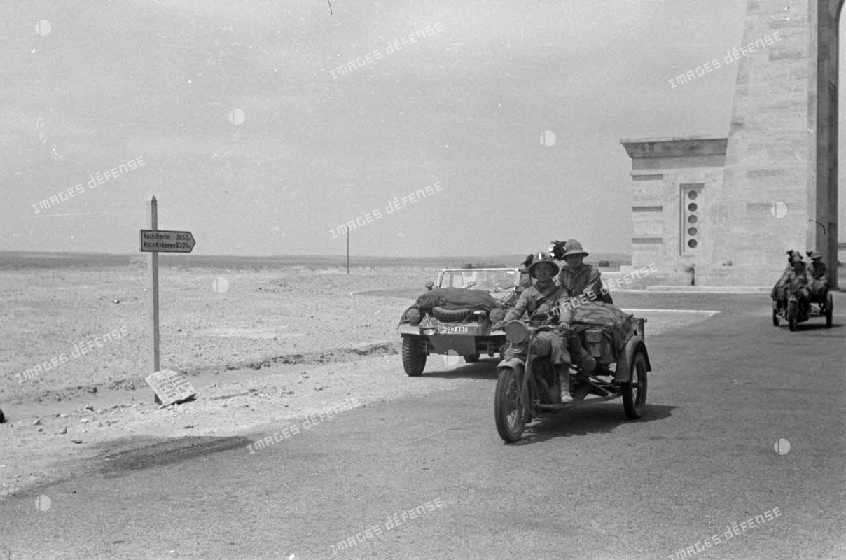 Des éléments allemands de la 5.Leichte-Division (5-Le.Div.) montent au front sur la via Balbia.1941
