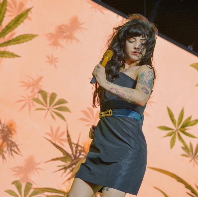 Mon Laferte confiesa que vendió marihuana en la secundaria