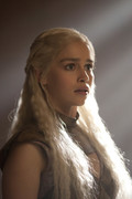 emilia-clarke-game-of-thrones-19