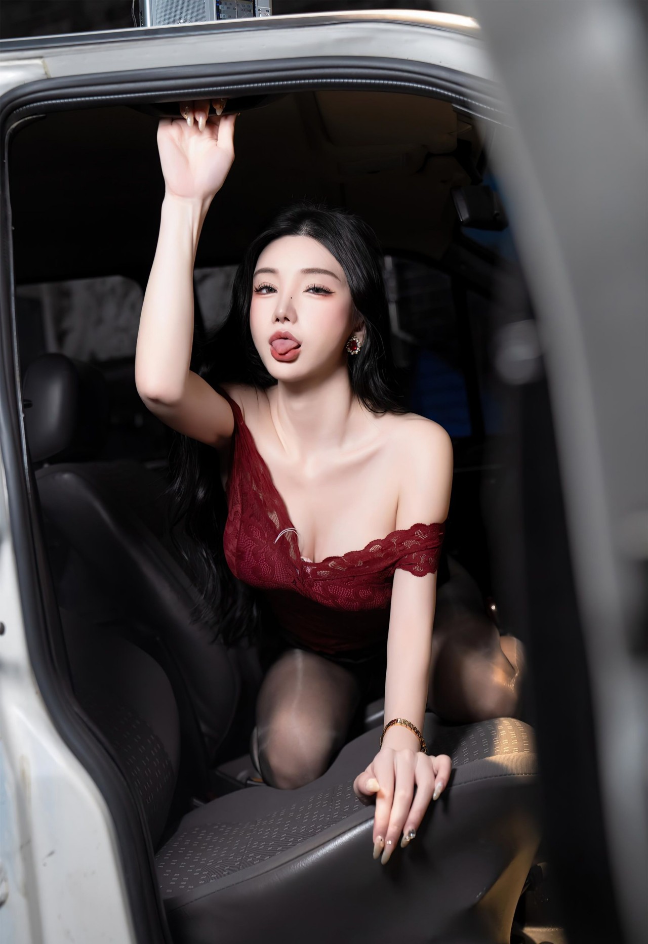 周于希《极品车模》写真，红黑拼接蕾丝上衣与黑色短裙，优雅与性感插图4