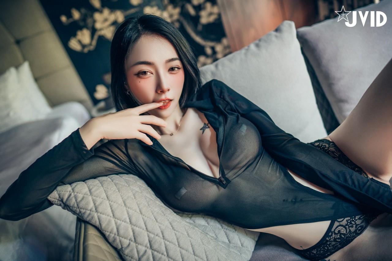 JVID飄飄《巨乳甜點女神》写真作品， 黑色透视，蕾丝内裤的性感时刻插图6