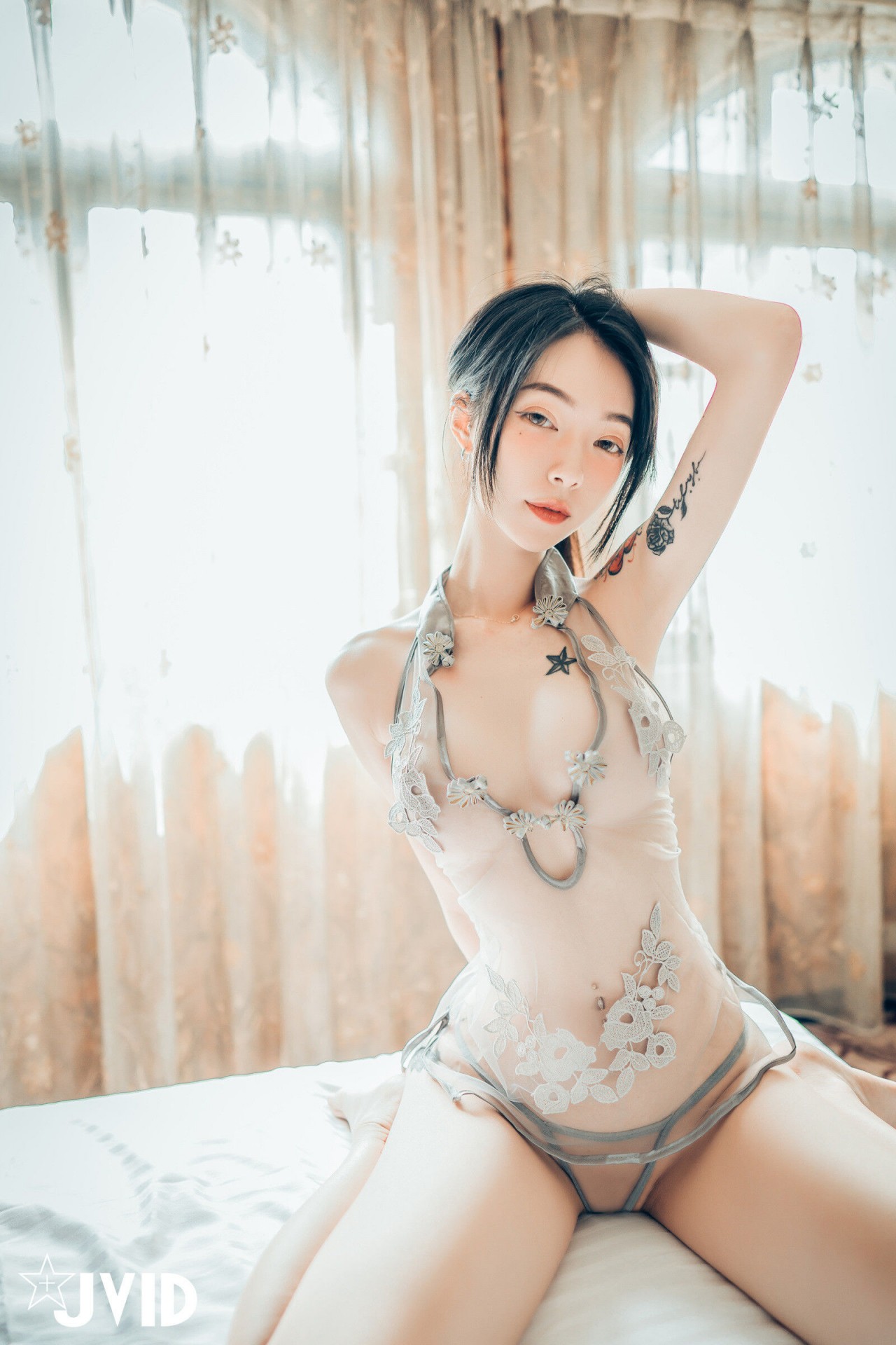 jvid 露出 色色旗袍写真，复古窗边的红衣纹身女孩插图9