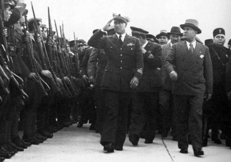 Galeazzo Ciano y Benito Mussolini inspeccionaron a las tropas que regresaron de África Oriental Italiana, en Brindisi, 17 de mayo de 1936 Galeazzo Ciano y Benito Mussolini inspeccionaron a las tropas que regresaron de África Oriental Italiana, en Brindisi, 17 de mayo de 1936