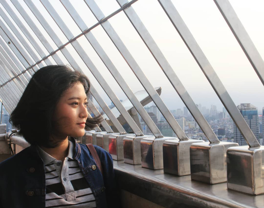 Pengunjung yang sedang menikmati Kota Jakarta dari puncak Monas