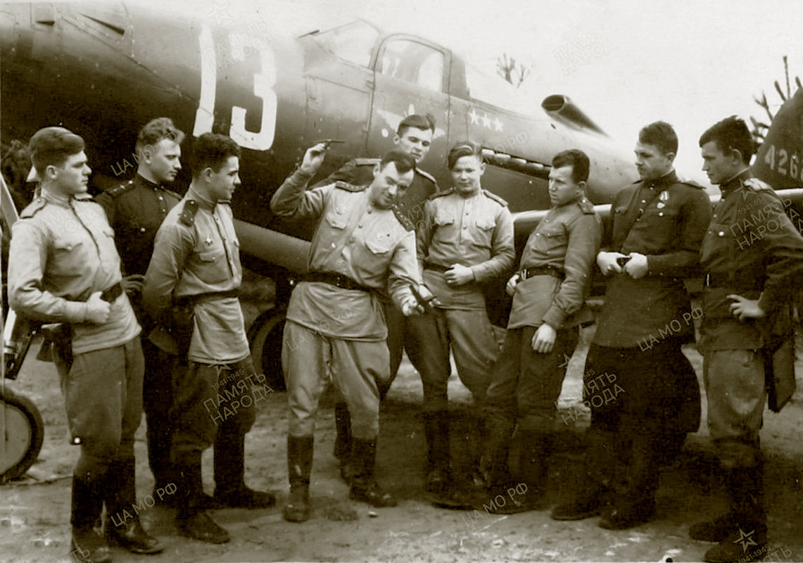 Bell-P-39-Airacobra-352IAP-273IAD-White-13-with-pilots-Belorussian-Front-1944-01