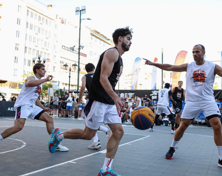 ΟΙ ΙΩΝΕΣ ΑΝΑΝΕΩΣΑΝ ΤΟΝ ΧΑΡΑΛΑΜΠΟ ΚΑΡΑΤΖΑΝΟ