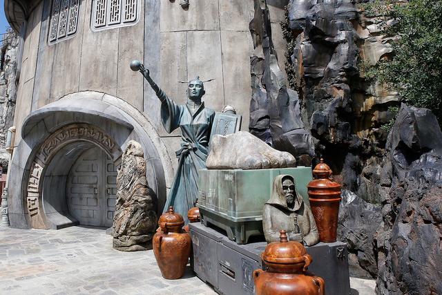 DOK-ONDAR DEN OF ANTIQUITIES: Tienda-museo para amantes de Star Wars - DISNEYLAND ~ STAR WARS: GALAXY'S EDGE, LA GUIA (4)