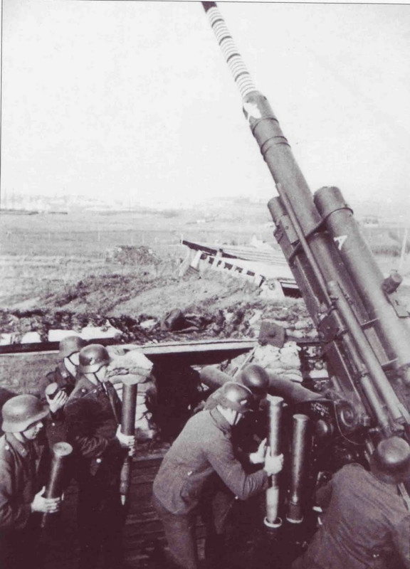 Cañón antiaéreo alemán 88 mm FlaK 36. Ubicación desconocida, 1943