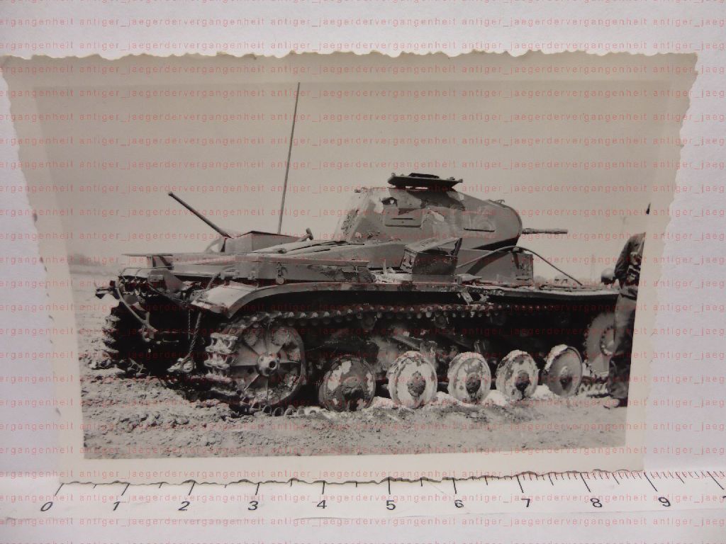 Foto 2WK PzRgt6 zerstörter Panzer PzKpfw Turmnummer R06 in Frankreich