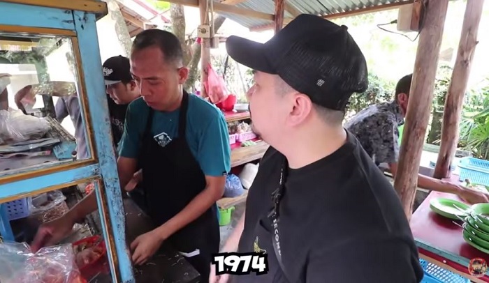 Momen Nex Carlos saat berbincang dengan pemilik Miso Pak Le.
