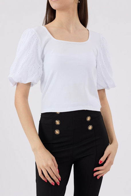 femeie imbracata intr-o bluza alba decoltata