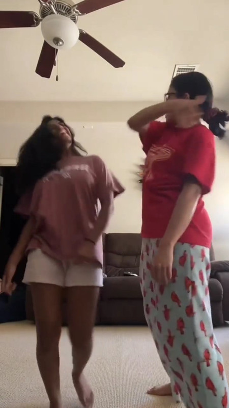 Desi girls big jiggling boobs in tshirt ans pants.mp4_snapshot_00.04.844