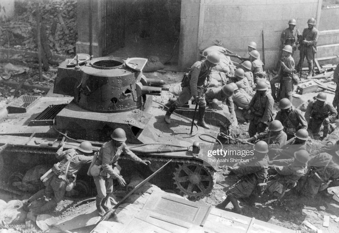 Морпехи Императорского флота Японии эвакуируют в тыл своих позиц