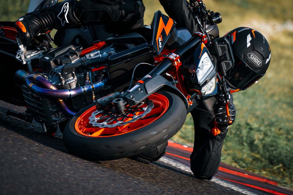 Новые расцветки KTM 890 Duke R 2022