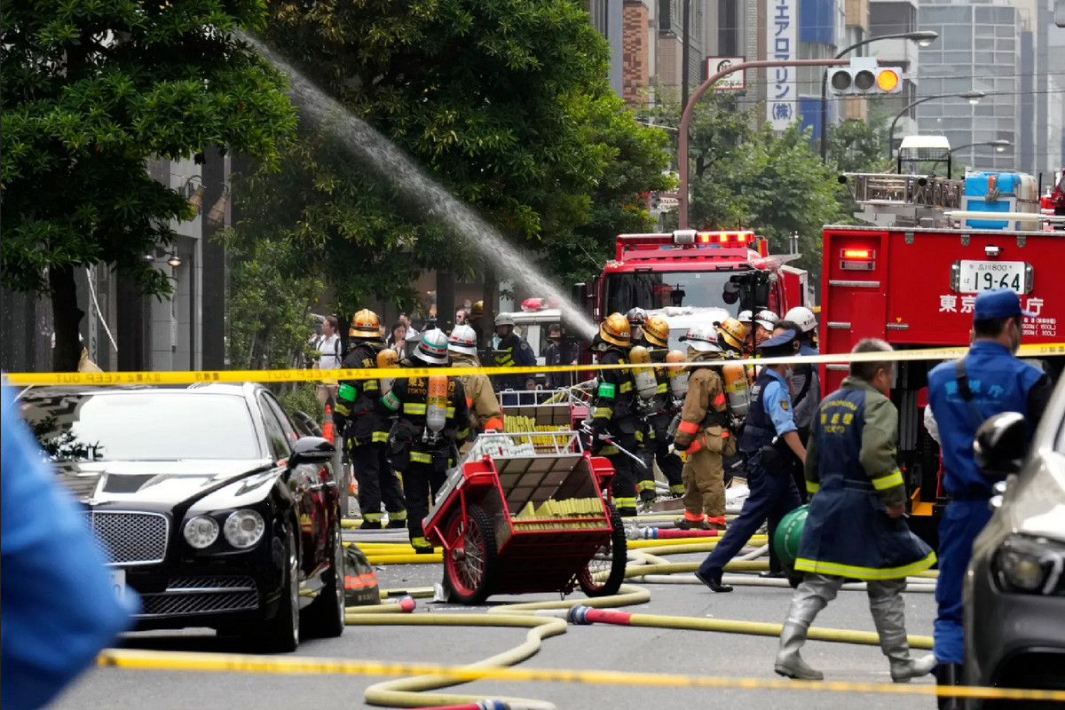 Incendio en edificio residencial en Tokio deja 11 heridos (Video)