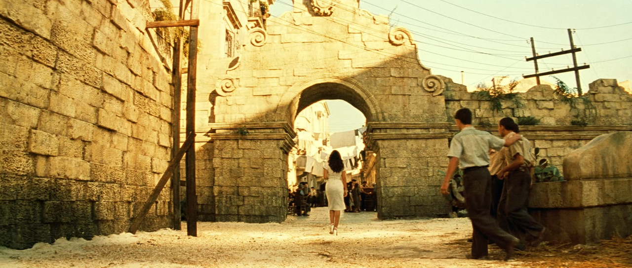 Malena 2000 Uncut.mkv_snapshot_00.06.10_[2018.01.04_01.38.06]