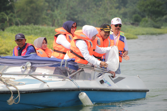 Ini Cara Khofifah Berantas Sampah Popok di Jawa Timur