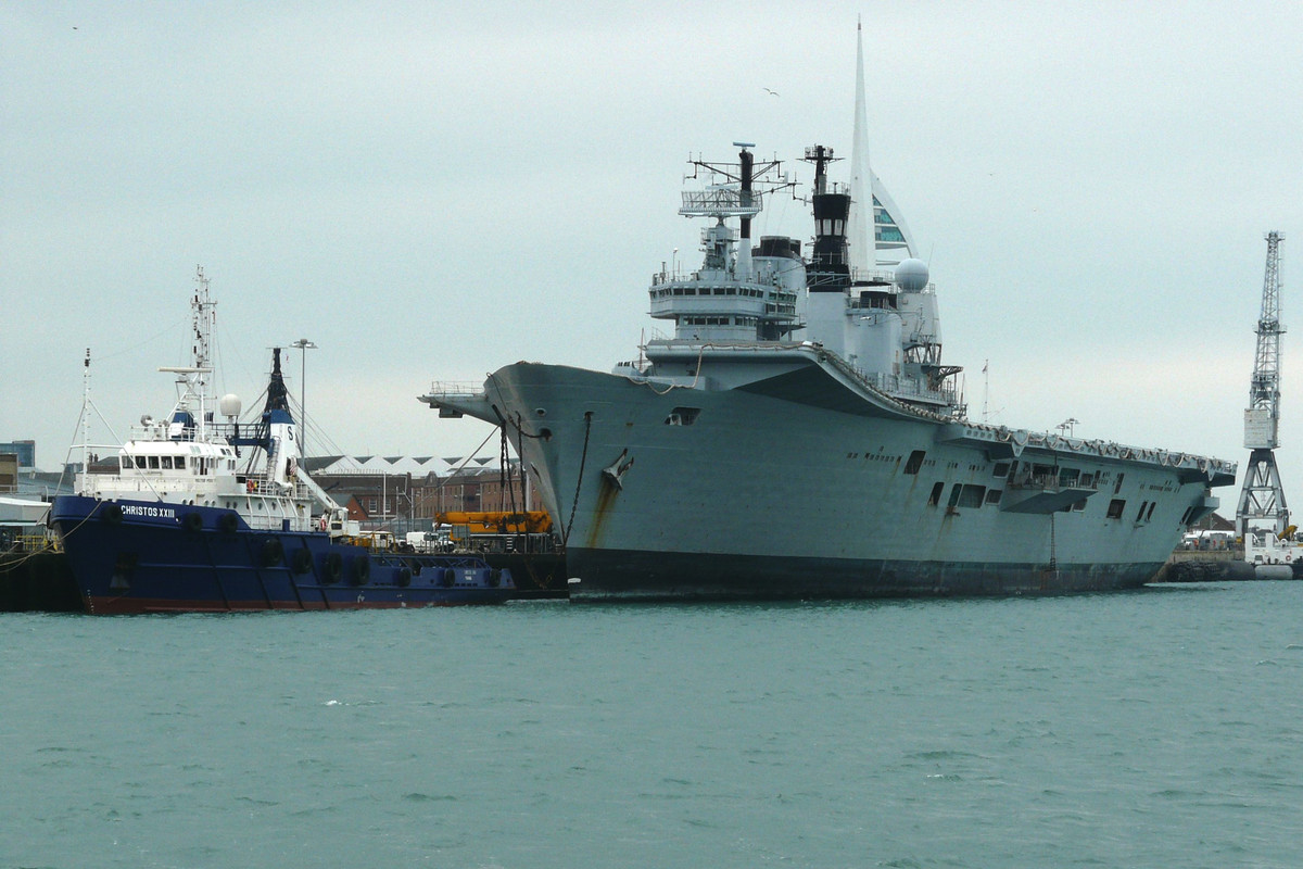 HMS Ark Royal (R.07) уводят на разборку, 20 мая 2013-3