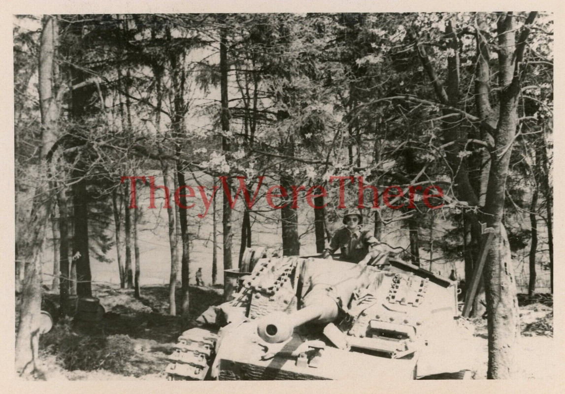 американский солдат внутри захваченного немецкого танка STURMGESCHUTZ STuG III — Германия