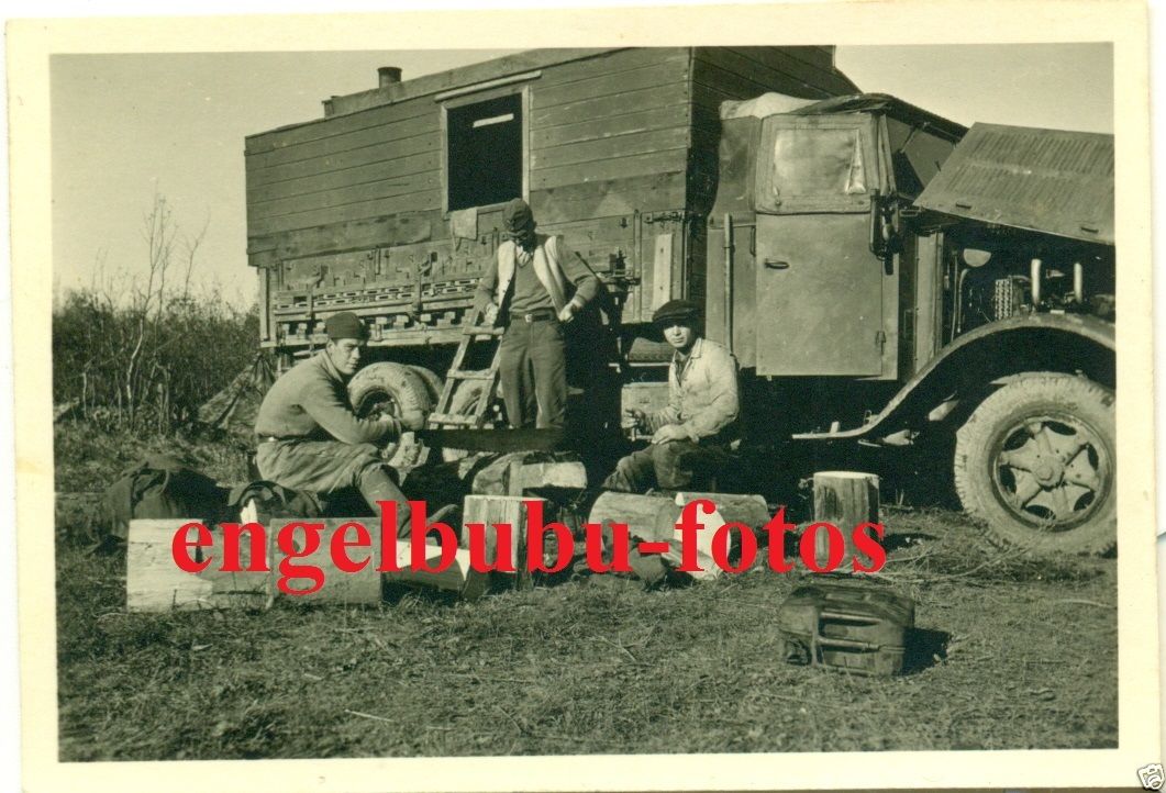 FAHRZEUG - LASTWAGEN - Soldaten beim Holzsägen a