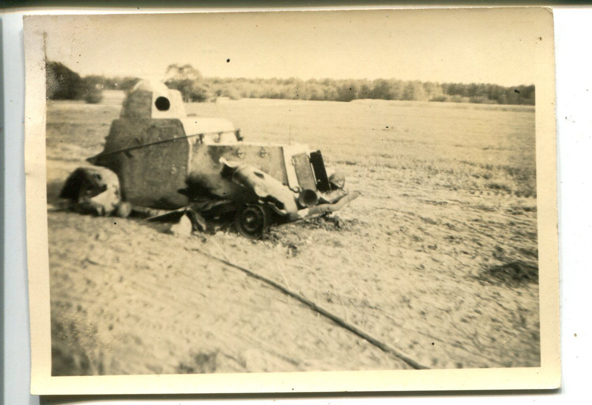 zerstörter Russischer Späh - Panzer Tank bei Dün