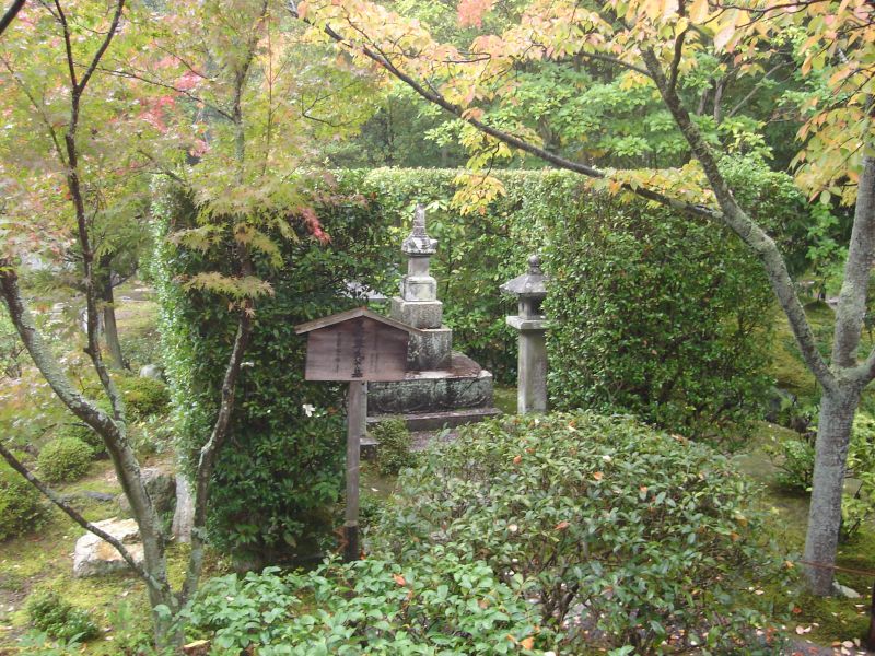 1358-Tomb-Ashikaga-Takauji-T-ji-in-Kyoto