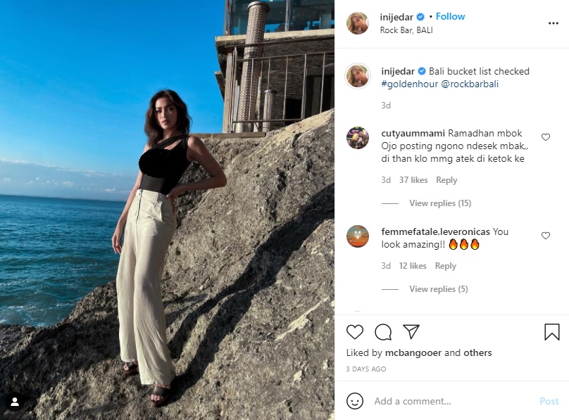 Jedar dalam balutan tanktop berwarna hitam.
