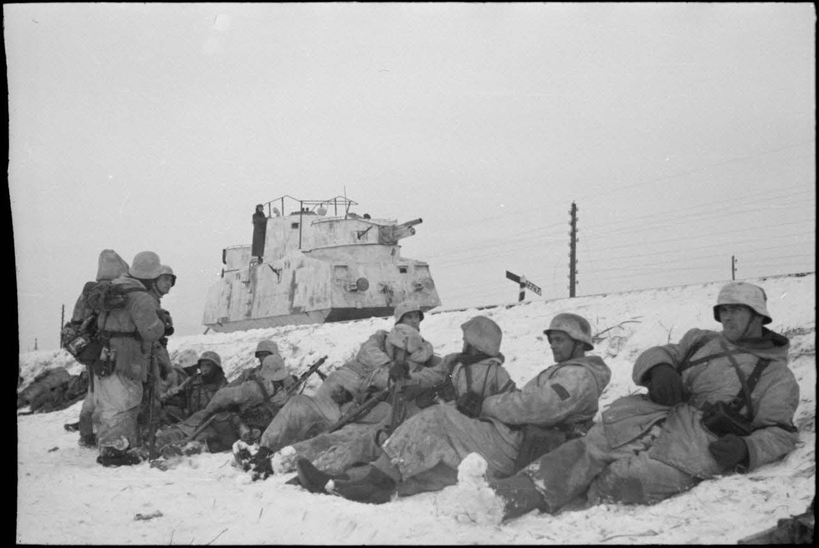 Fantassins allemands devant un wagon blindé équipé de deux tourelles d'artillerie. 1944