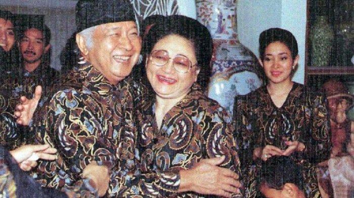Ibu Tien Soeharto bersama sang suami