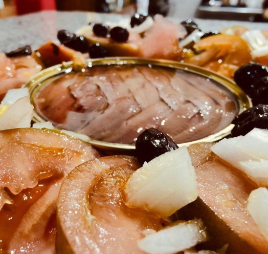 Ensalada De Tomate Con Bonito Y Lata De Anchoas Doble