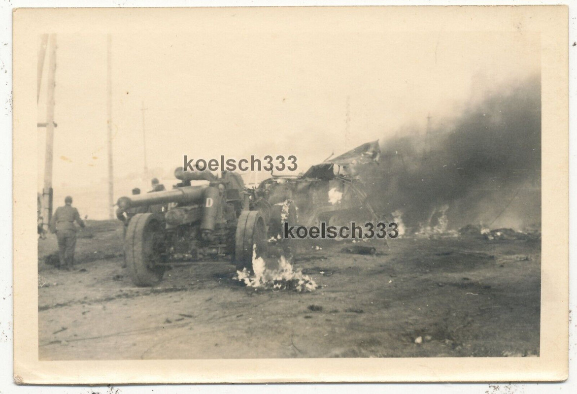Foto Panzer Halbkette mit Artillerie Geschütz im Schlepp brennt an der Ostfront1