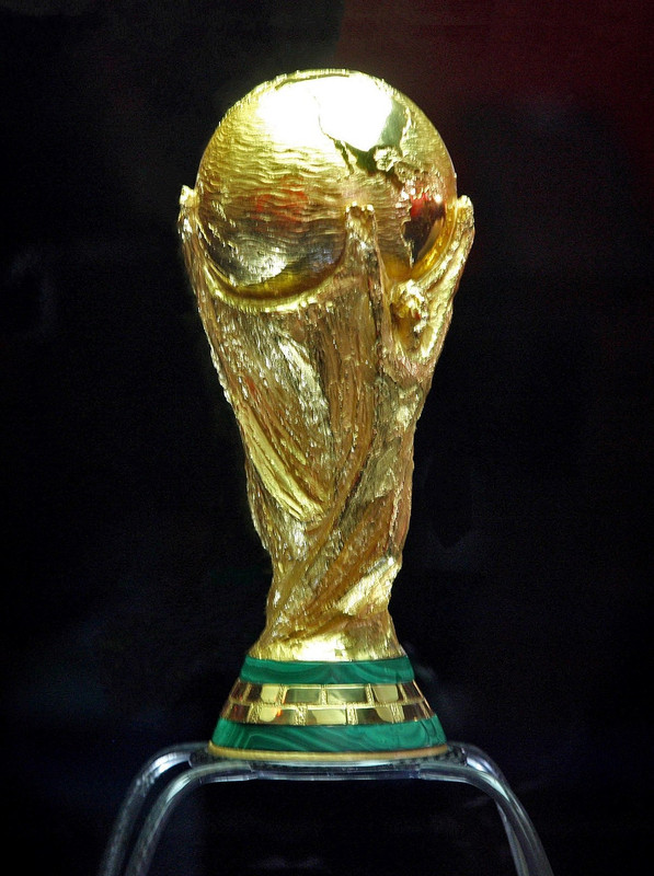 1200px-Tour_da_Taça_da_Copa_do_Mundo_(14231974005)