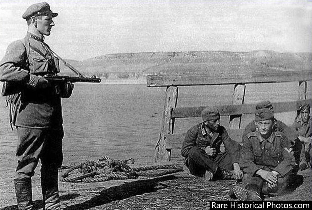 German_at_Stalingrad_defeated (11)