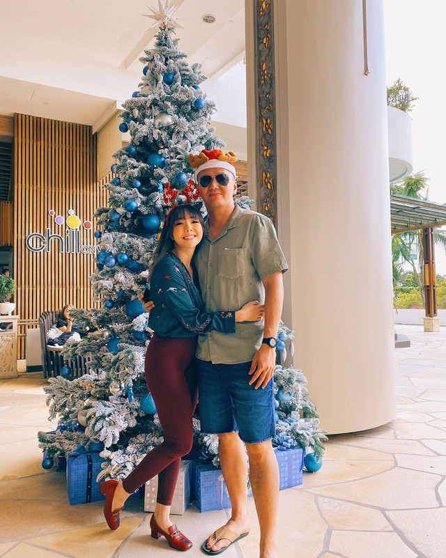 Gisella Anastasia merayakan Natal bersama Wijaya Saputra di Singapura.