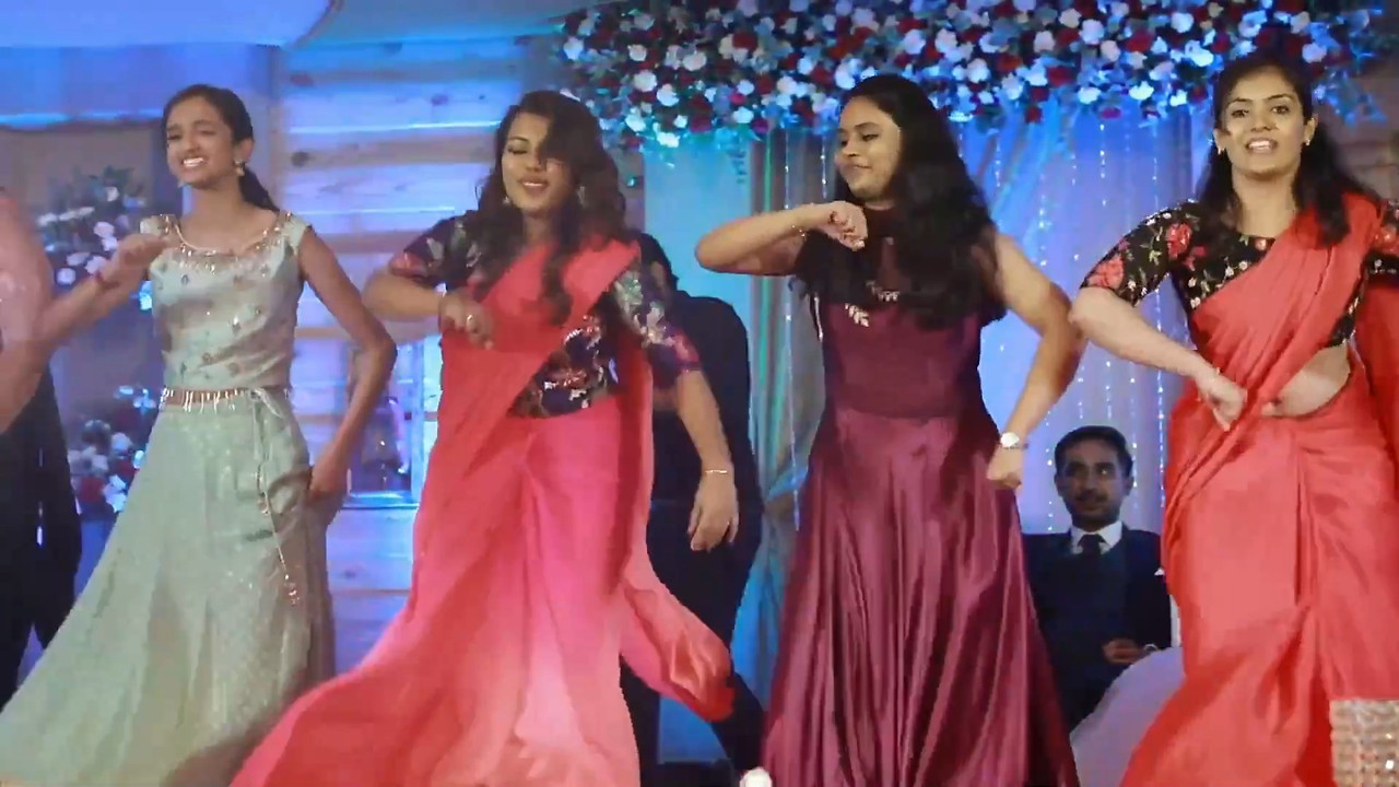 Cute Sexy Mallu open Navel show during wedding.mkv_snapshot_03.12.751