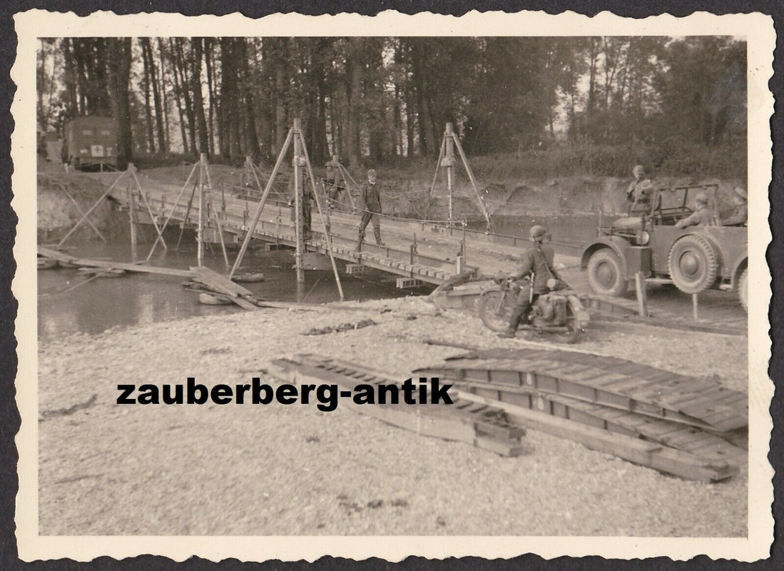 Foto Wehrmacht Frankreich Vormarsch bei Waly Behelfsbrücke Kradmelder