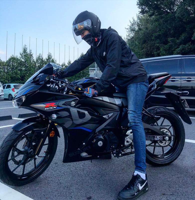 Hwang In Yeop mengendarai motor