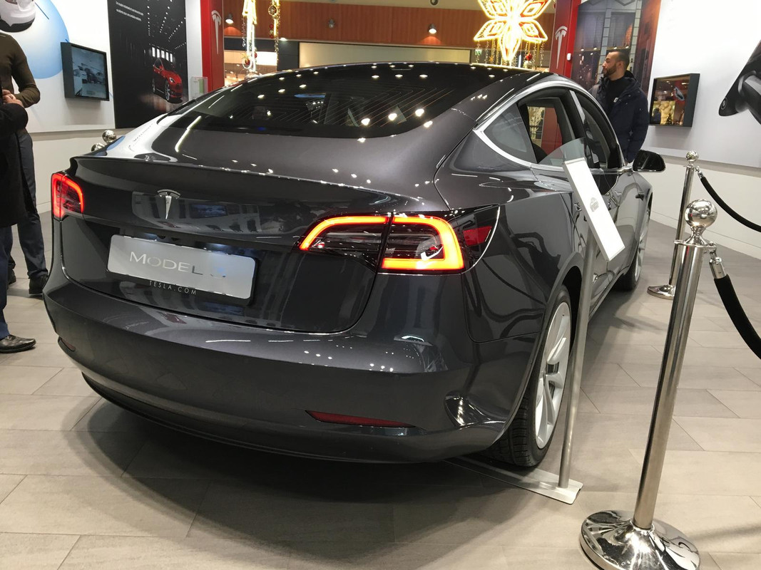 Tesla-Model-3-Velizy2-4.jpg