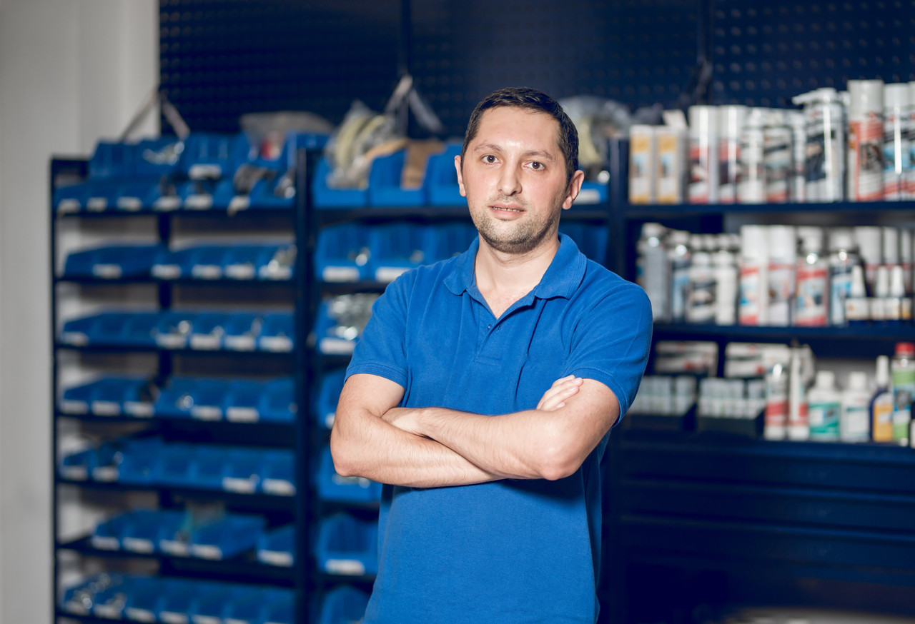 Продавец перед витринами