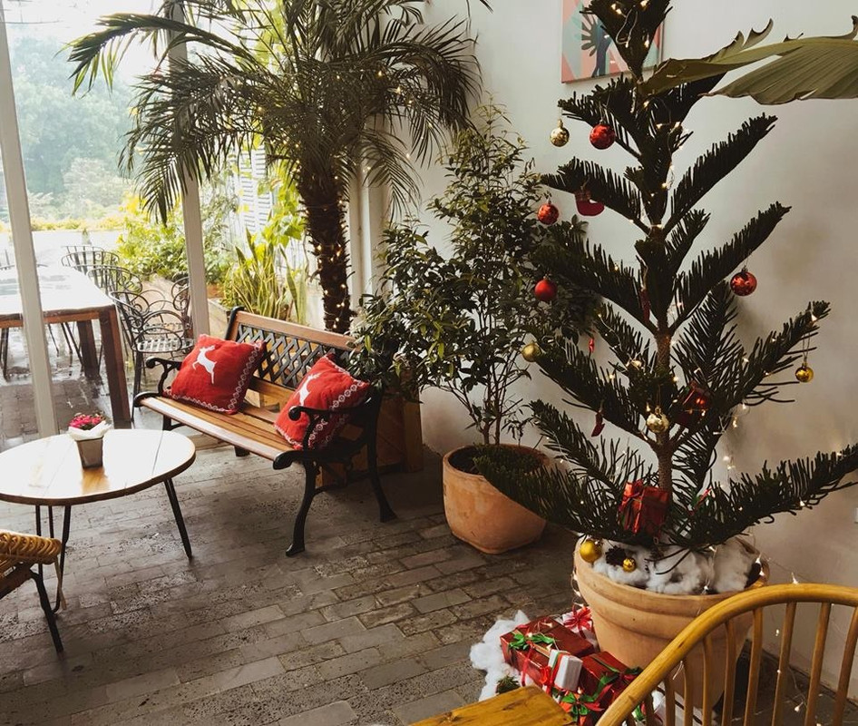 Mê mẩn 8 QUÁN CAFE DECOR GIÁNG SINH siêu lộng lẫy ở Hà Nội cho các tín đồ sống ảo - ảnh 47 me man 8 quan cafe decor giang sinh sieu long lay o ha noi cho cac tin do song ao - anh 47