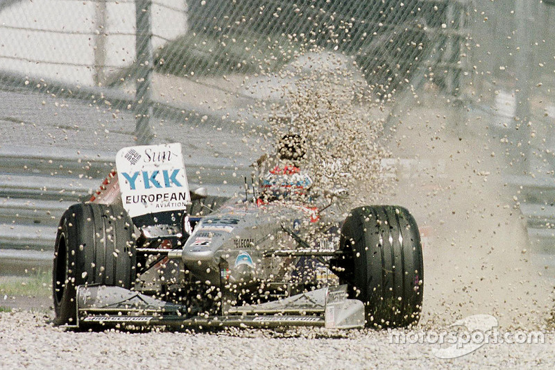 f1-austrian-gp-1998-esteban-tuero-minardi-m198-ford-plough-into-