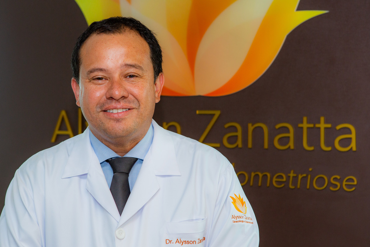 Dr. Alysson Zanatta na recepção da clínica.