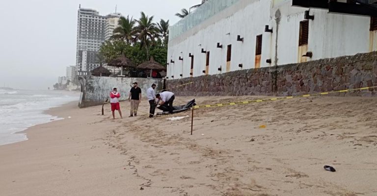 Encuentran dos cuerpos tirados en una playa de Mazatlán