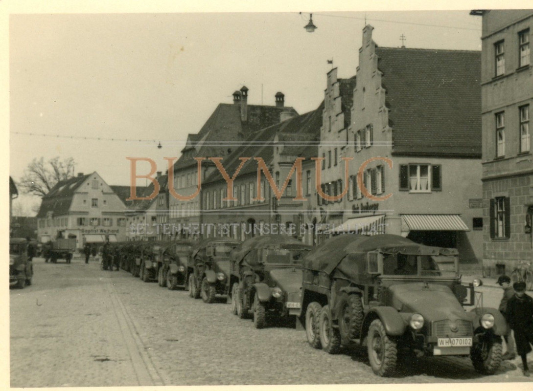 Foto Krupp-Protze L 2 H 143 auf Marktplatz PKW Militärfahrzeug W