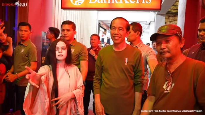 Momen Presiden Joko Widodo berfoto bersama talent kuntilanak wahana Rumah Hantu Malioboro saat berkunjung ke Jalan Malioboro, Jogja pada Kamis (19/6/2023).